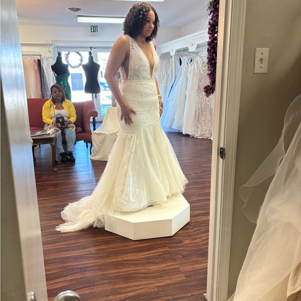 Elegant White Lace Wedding Dress